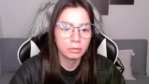 Snapshot of wolfs_daughter chatting on 10/08/25, 01:47 Alex online show from 10/08/25, 01:47
