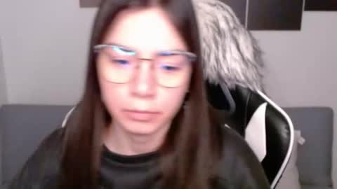 Snapshot of wolfs_daughter chatting on 10/10/25, 03:27 Alex online show from 10/10/25, 03:27