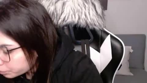 Snapshot of wolfs_daughter chatting on 10/12/25, 01:37 Alex online show from 10/12/25, 01:37
