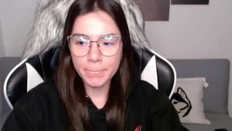 Snapshot of wolfs_daughter chatting on 10/14/25, 02:12 Alex online show from 10/14/25, 02:12