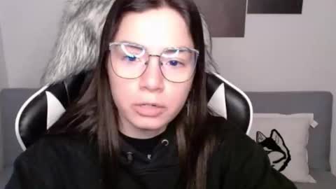 Snapshot of wolfs_daughter chatting on 10/16/25, 02:01 Alex online show from 10/16/25, 02:01