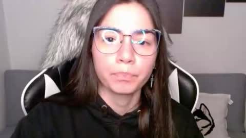 Snapshot of wolfs_daughter chatting on 10/18/25, 01:52 Alex online show from 10/18/25, 01:52