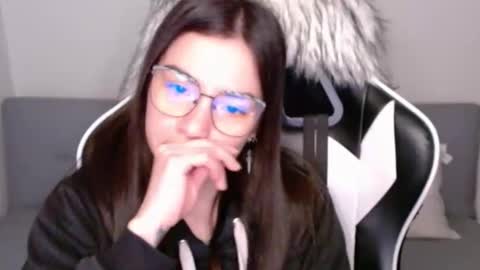 Snapshot of wolfs_daughter chatting on 10/21/25, 01:39 Alex online show from 10/21/25, 01:39