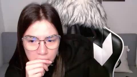 Snapshot of wolfs_daughter chatting on 10/24/25, 04:53 Alex online show from 10/24/25, 04:53