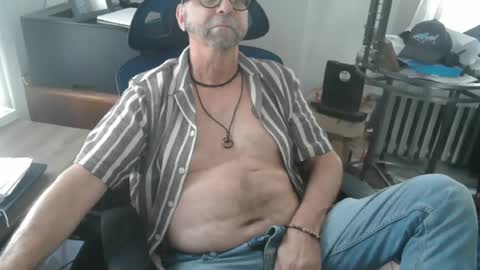 Snapshot of woodworker6473 chatting on 06/26/26, 06:56 woodworker6473 online show from 06/26/26, 06:56