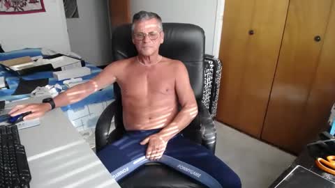 Snapshot of worldlarge chatting on 12/25/24, 05:15 Large one online show from 12/25/24, 05:15