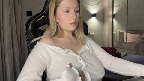 Snapshot of x__ivy_x chatting on 01/04/25, 03:49 eva online show from 01/04/25, 03:49