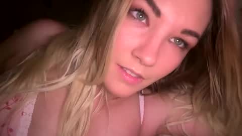 Snapshot of x_dreamgirl_x chatting on 01/11/25, 07:06 Mariah online show from 01/11/25, 07:06