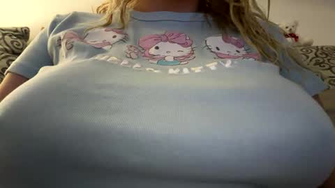 Snapshot of x_dreamgirl_x chatting on 10/23/25, 12:54 Mariah online show from 10/23/25, 12:54