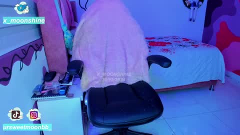 Snapshot of x_moonshine chatting on 01/01/25, 12:32     s  s      s   online show from 01/01/25, 12:32