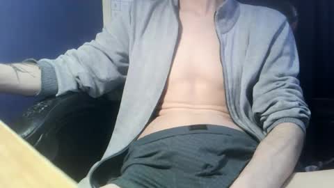 Snapshot of x_patri_x chatting on 10/25/25, 02:13 x_patri_x online show from 10/25/25, 02:13