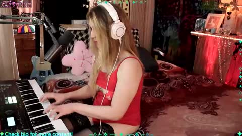 Snapshot of xaevynne chatting on 02/15/25, 08:00 Xaevynne  Sometimes Milla Milla The Cute as a Buttom Brunette     online show from 02/15/25, 08:00
