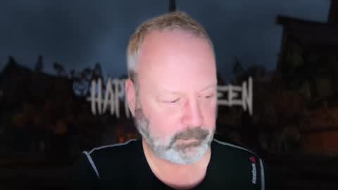 Snapshot of xarkevis chatting on 10/31/25, 10:55 X4RK3V15 online show from 10/31/25, 10:55