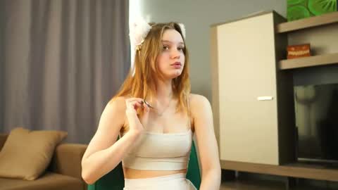 Luna and Lina online show from 11/18/25, 05:01