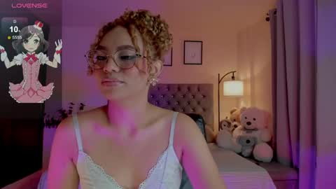 Snapshot of ximena_sotto1 chatting on 04/28/26, 02:27 camila online show from 04/28/26, 02:27