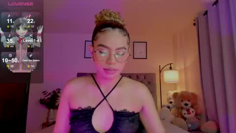 Snapshot of ximena_sotto1 chatting on 06/15/26, 07:05 camila online show from 06/15/26, 07:05