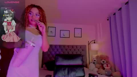 Snapshot of ximena_sotto1 chatting on 06/20/26, 10:01 camila online show from 06/20/26, 10:01