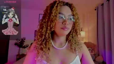 Snapshot of ximena_sotto1 chatting on 06/26/26, 08:35 camila online show from 06/26/26, 08:35