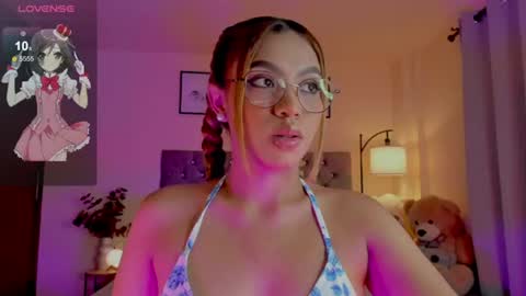 Snapshot of ximena_sotto1 chatting on 07/10/26, 09:06 camila online show from 07/10/26, 09:06