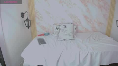 Snapshot of xiomy_fox chatting on 04/22/26, 04:08 XiomyFox online show from 04/22/26, 04:08