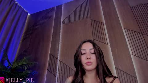 Snapshot of xjelly_piee chatting on 11/02/25, 12:18 Charisma online show from 11/02/25, 12:18