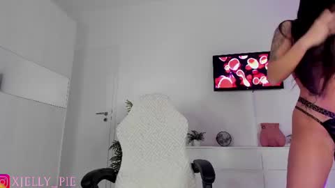 Snapshot of xjelly_piee chatting on 06/16/26, 02:09 Charisma online show from 06/16/26, 02:09