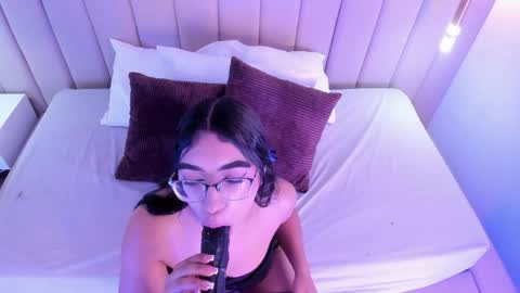 Snapshot of xolara chatting on 04/17/26, 10:51 Xolara online show from 04/17/26, 10:51