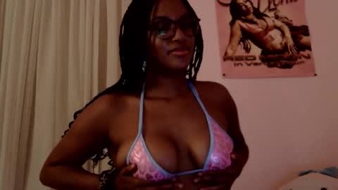 Snapshot of xpinkmoonbootsx chatting on 10/29/25, 04:37 xpinkmoonbootsx online show from 10/29/25, 04:37