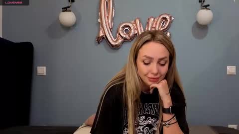 Snapshot of xsexycouples chatting on 02/25/25, 03:31 AnnaMaee online show from 02/25/25, 03:31