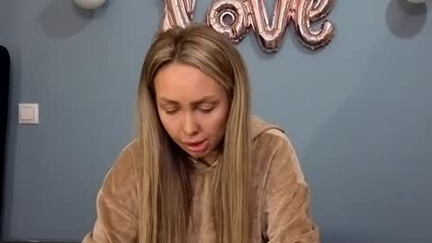 Snapshot of xsexycouples chatting on 02/26/25, 01:43 AnnaMaee online show from 02/26/25, 01:43