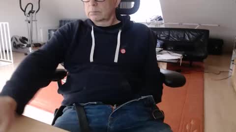 Snapshot of xtommix69 chatting on 12/22/25, 01:41 xtommix69 online show from 12/22/25, 01:41