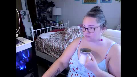 Snapshot of xxstrawberryjanexx chatting on 03/07/25, 06:33 Strawberry Jane online show from 03/07/25, 06:33