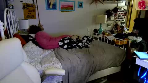 Snapshot of xxstrawberryjanexx chatting on 10/28/25, 04:16 Strawberry Jane online show from 10/28/25, 04:16