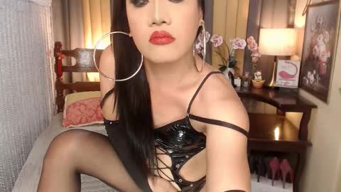 QUEENCY online show from 10/09/25, 04:49