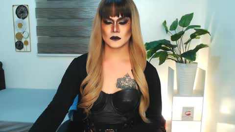 Snapshot of xyournightmarequeenx chatting on 06/18/26, 04:33 QueenMarina online show from 06/18/26, 04:33