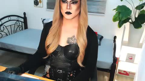 Snapshot of xyournightmarequeenx chatting on 06/26/26, 01:21 QueenMarina online show from 06/26/26, 01:21