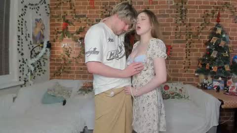 Snapshot of yami_yami_yami chatting on 12/19/25, 01:29 Mia and Andry online show from 12/19/25, 01:29