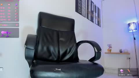 Snapshot of yamirawalker chatting on 10/22/25, 08:30 Naomi online show from 10/22/25, 08:30