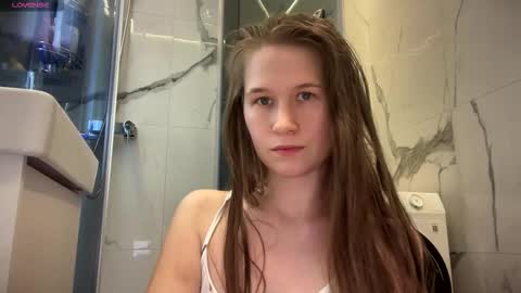 Snapshot of yana_squrel_22 chatting on 10/17/25, 01:14 Yana  online show from 10/17/25, 01:14