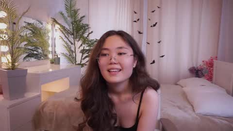 Snapshot of yasminekeats chatting on 10/31/25, 07:09 Nerida online show from 10/31/25, 07:09