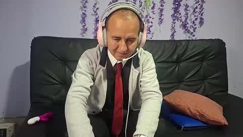 Snapshot of yazfore chatting on 11/13/25, 02:49 Hazzan online show from 11/13/25, 02:49