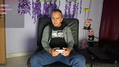 Snapshot of yazfore chatting on 07/08/26, 11:42 Hazzan online show from 07/08/26, 11:42