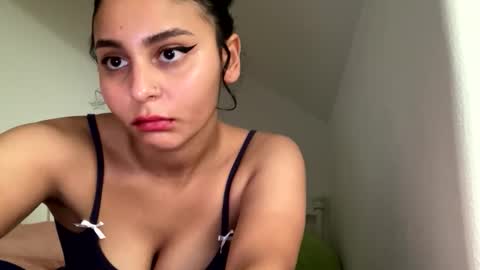 Snapshot of yazzydeleon chatting on 11/11/25, 08:36 yazzydeleon online show from 11/11/25, 08:36