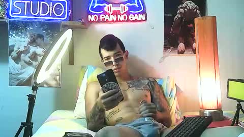 Snapshot of yeisoncastellanos1999 chatting on 10/21/25, 07:03 yeisoncastellanos1999 online show from 10/21/25, 07:03