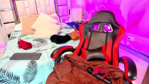 yelena  online show from 12/04/25, 01:53