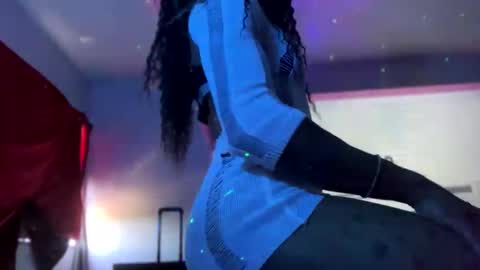 Snapshot of yelladaniella chatting on 10/05/25, 02:59 Ella Ts online show from 10/05/25, 02:59