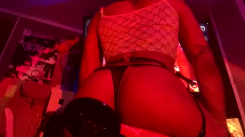 Snapshot of yelladaniella chatting on 05/23/26, 06:23 Ella Ts online show from 05/23/26, 06:23