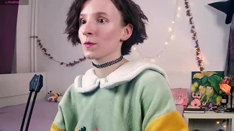 Snapshot of yellow_songbird chatting on 09/30/25, 05:40 Liya online show from 09/30/25, 05:40