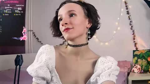 Snapshot of yellow_songbird chatting on 10/17/25, 03:14 Liya online show from 10/17/25, 03:14