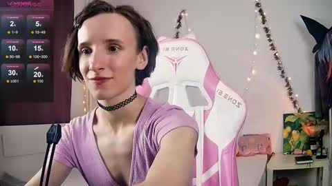 Snapshot of yellow_songbird chatting on 10/25/25, 03:40 Liya online show from 10/25/25, 03:40